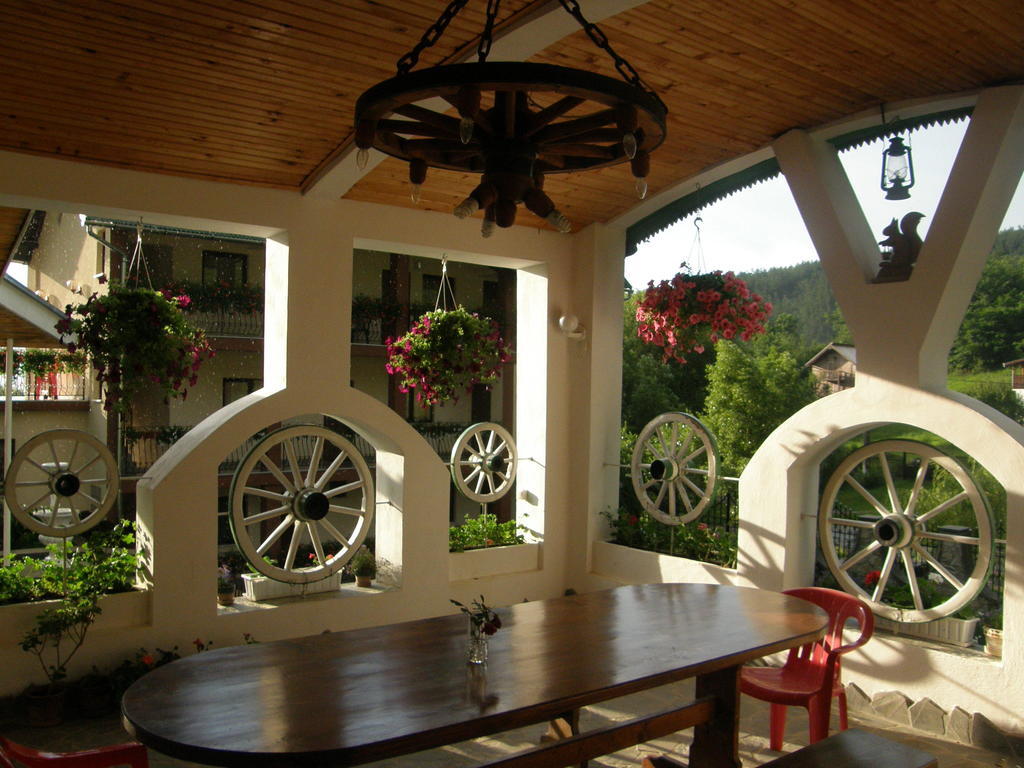 Mokus Panzio Bed & Breakfast Bicfalau Exterior photo