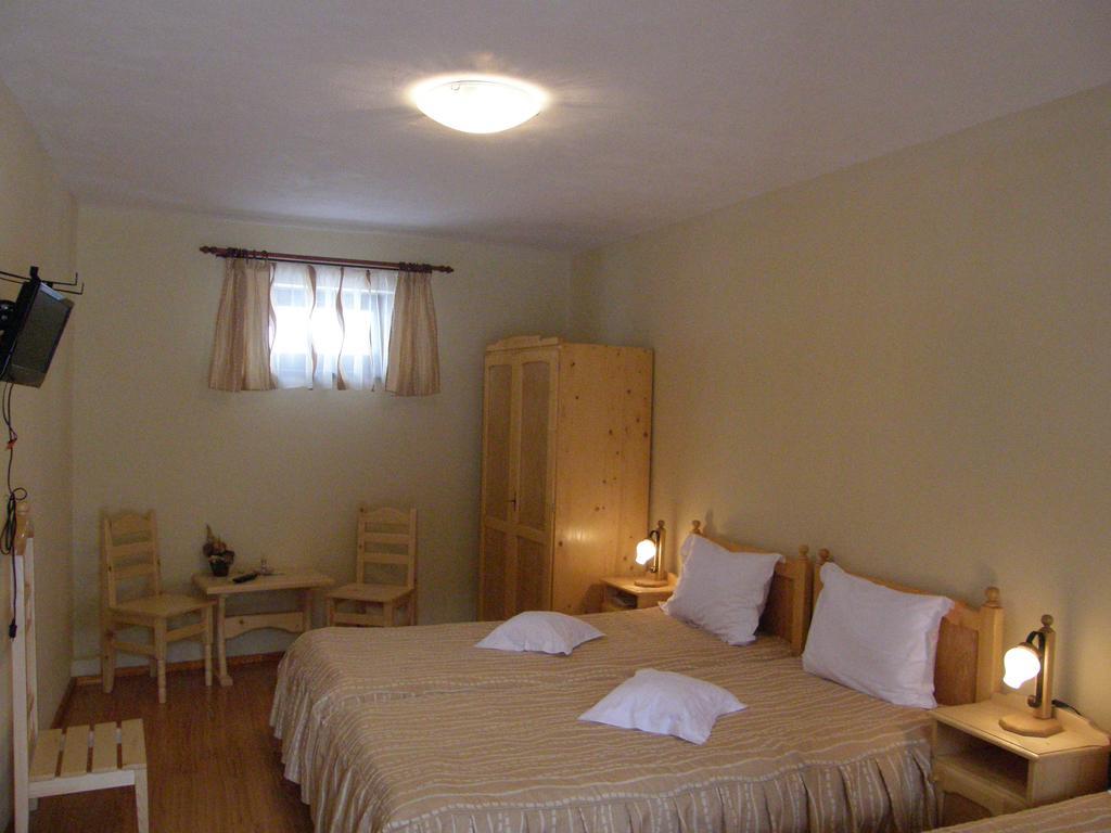 Mokus Panzio Bed & Breakfast Bicfalau Exterior photo